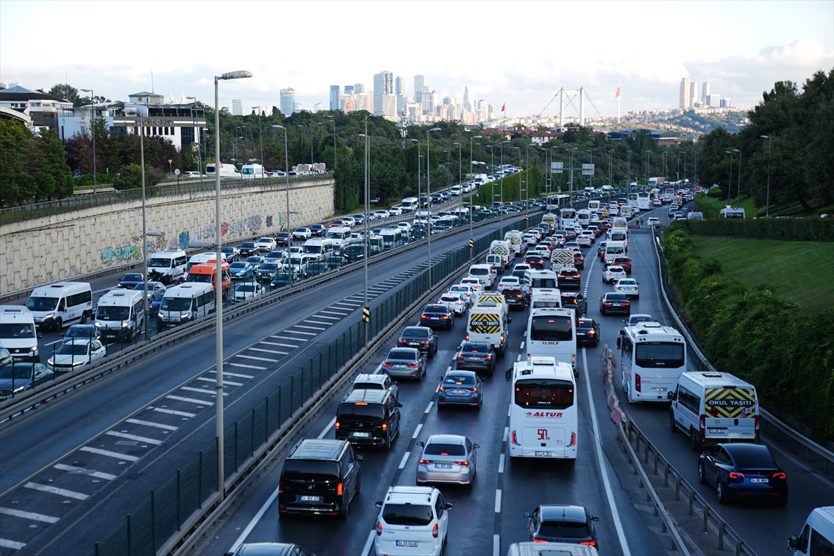 İstanbul'da yeni eğitim öğretim yılının ilk gününde trafik yoğunluğu