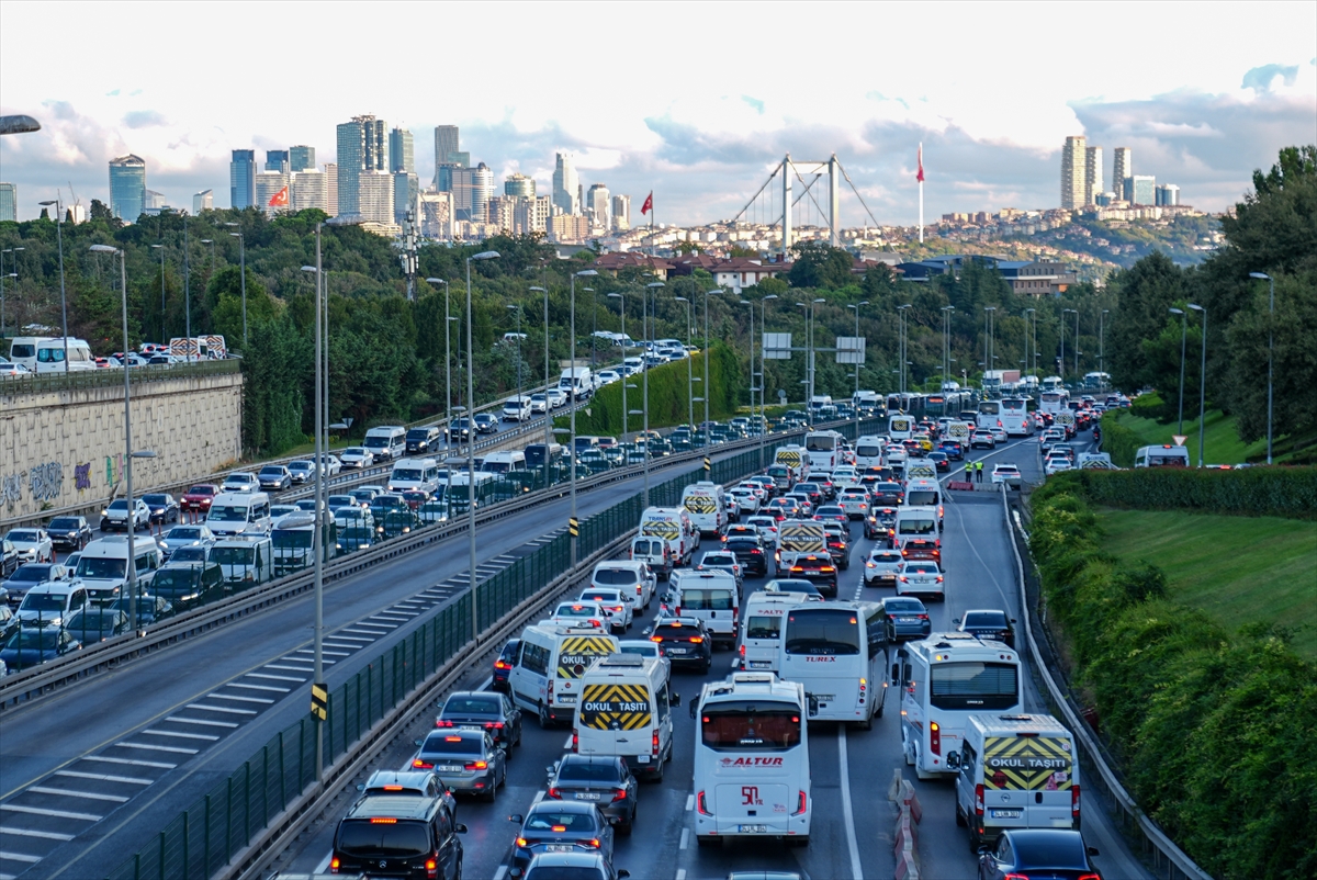 İstanbul'da yeni eğitim öğretim yılının ilk gününde trafik yoğunluğu