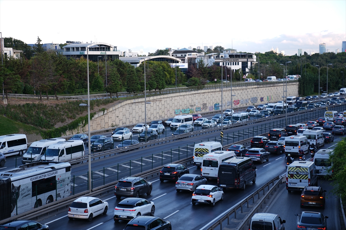 İstanbul'da yeni eğitim öğretim yılının ilk gününde trafik yoğunluğu
