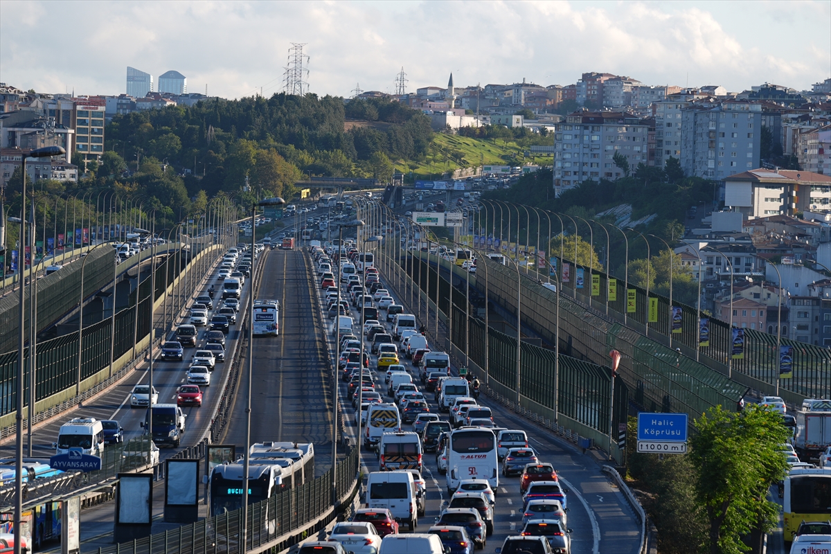 İstanbul'da yeni eğitim öğretim yılının ilk gününde trafik yoğunluğu