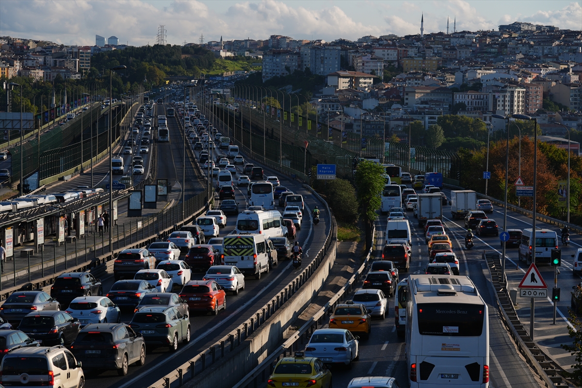 İstanbul'da yeni eğitim öğretim yılının ilk gününde trafik yoğunluğu