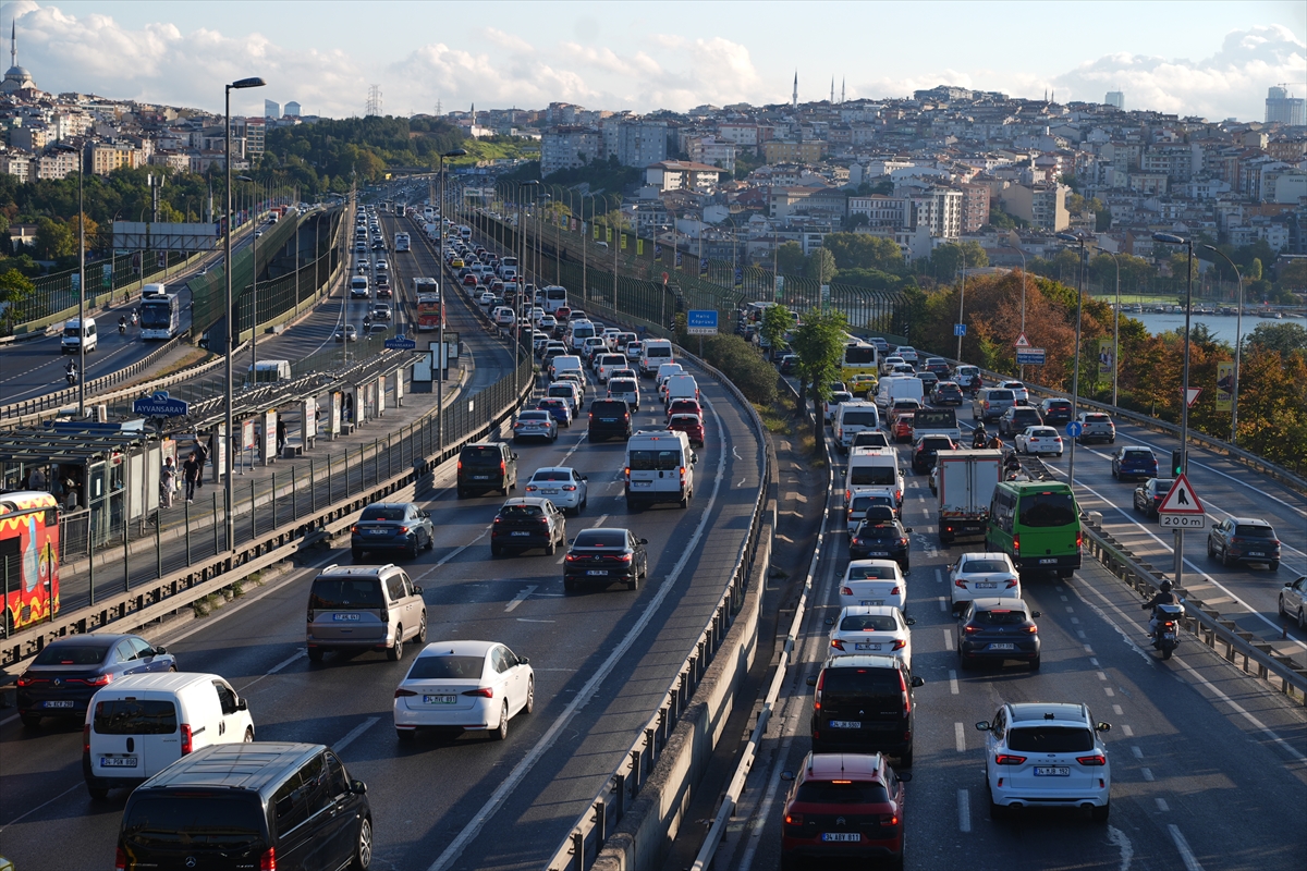 İstanbul'da yeni eğitim öğretim yılının ilk gününde trafik yoğunluğu