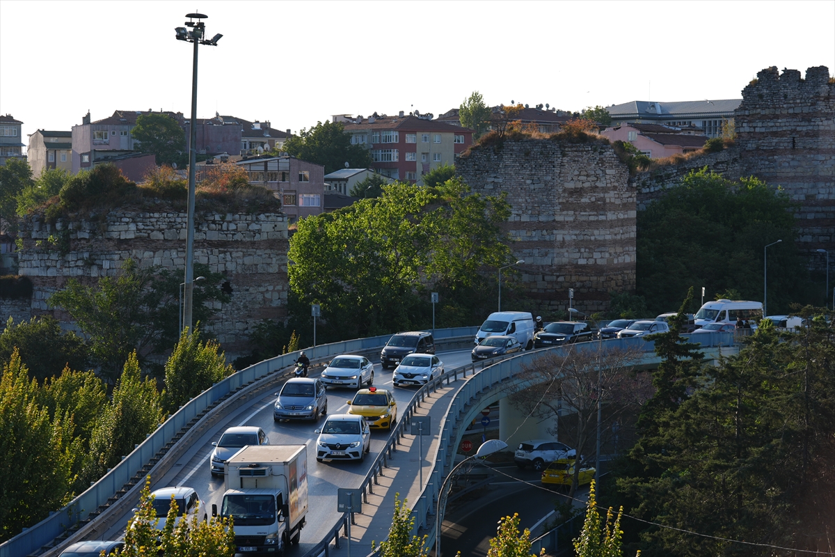 İstanbul'da yeni eğitim öğretim yılının ilk gününde trafik yoğunluğu