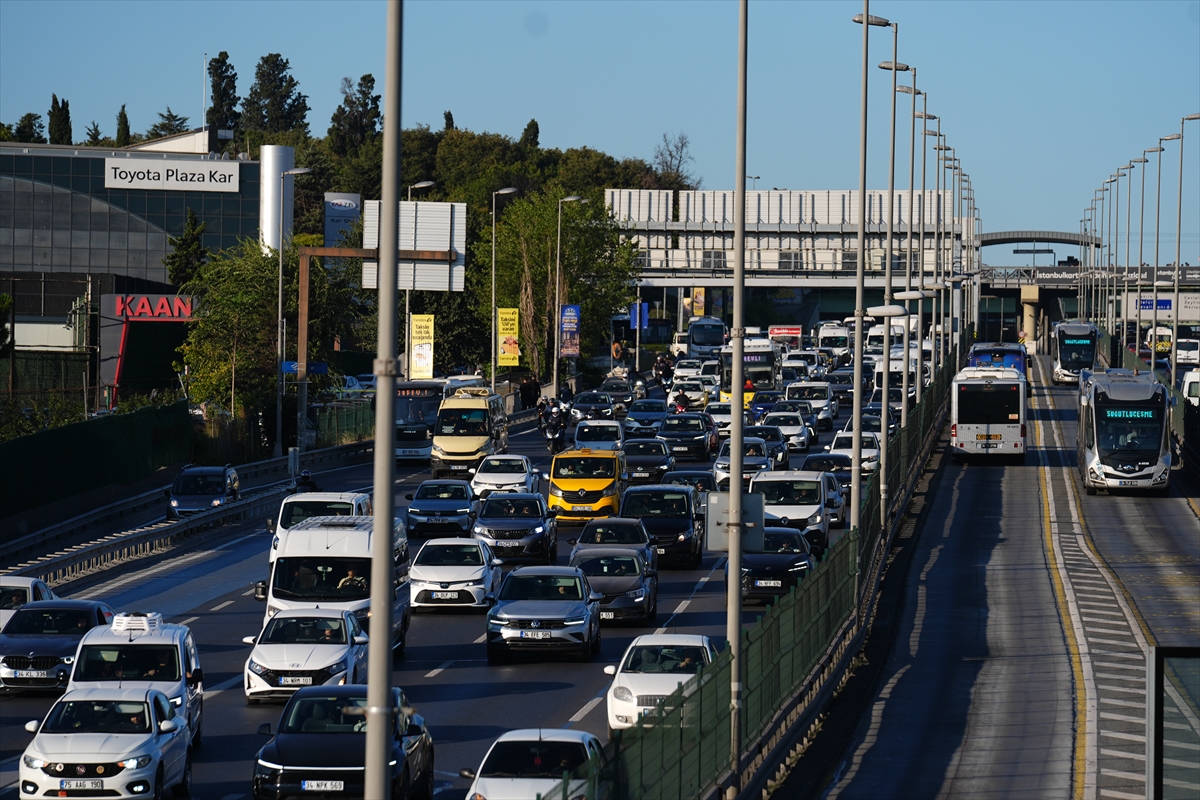 İstanbul'da yeni eğitim öğretim yılının ilk gününde trafik yoğunluğu