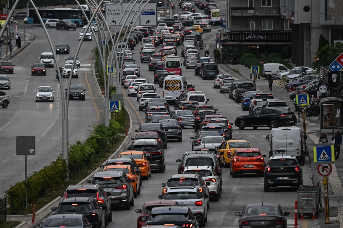 Başkent Ankara'da Okul Açılışı: İlk Gün Trafik Yoğunluğu