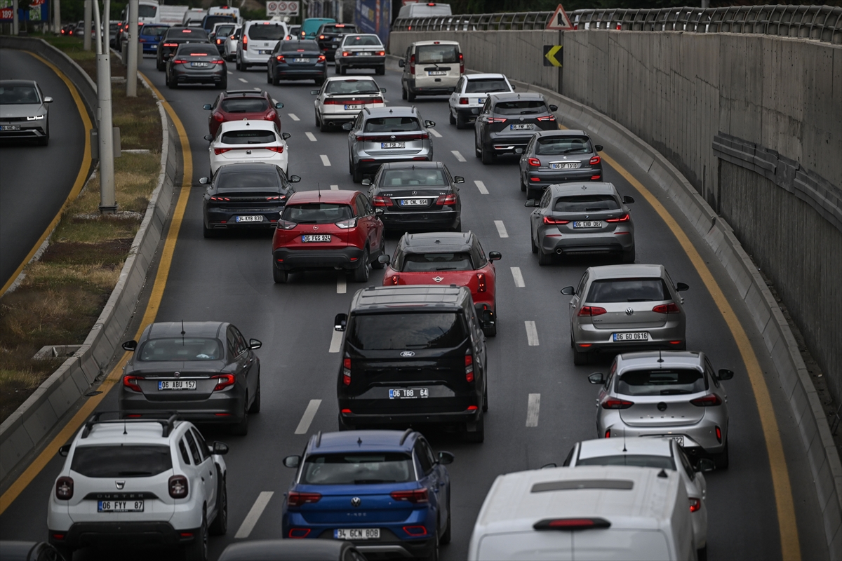 Başkent Ankara'da Okul Açılışı: İlk Gün Trafik Yoğunluğu