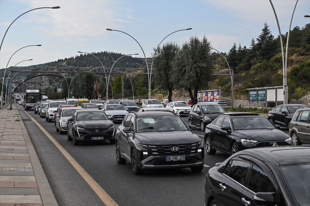 Başkent Ankara'da Okul Açılışı: İlk Gün Trafik Yoğunluğu