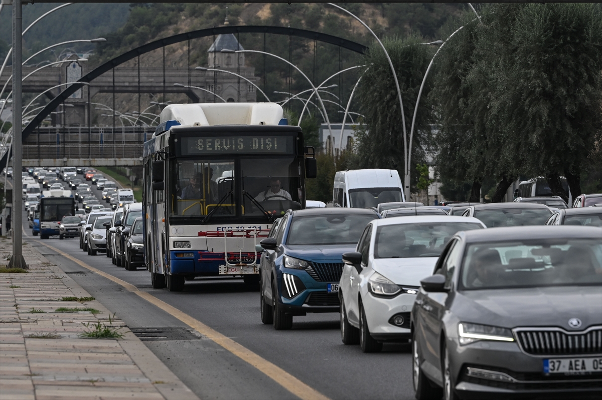 Başkent Ankara'da Okul Açılışı: İlk Gün Trafik Yoğunluğu