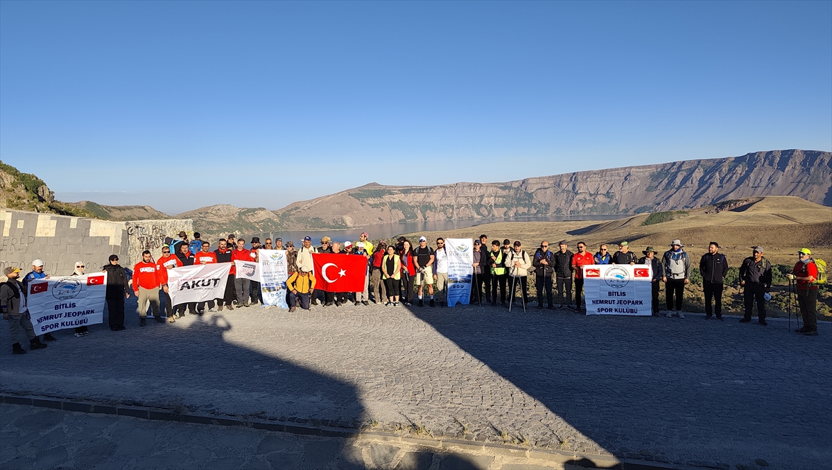 Bitlis Nemrut Kalderası: Doğaseverler zirve tırmanışı yaptı