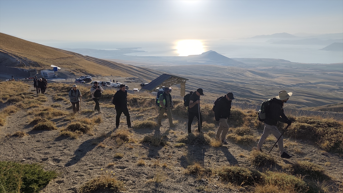 Bitlis Nemrut Kalderası: Doğaseverler zirve tırmanışı yaptı