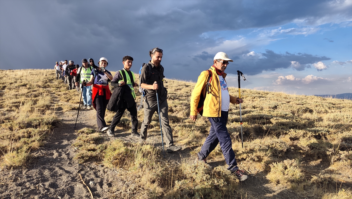 Bitlis Nemrut Kalderası: Doğaseverler zirve tırmanışı yaptı