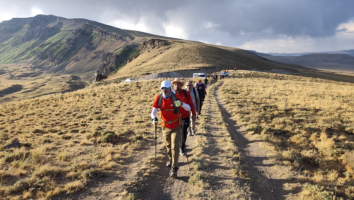 Bitlis Nemrut Kalderası: Doğaseverler zirve tırmanışı yaptı