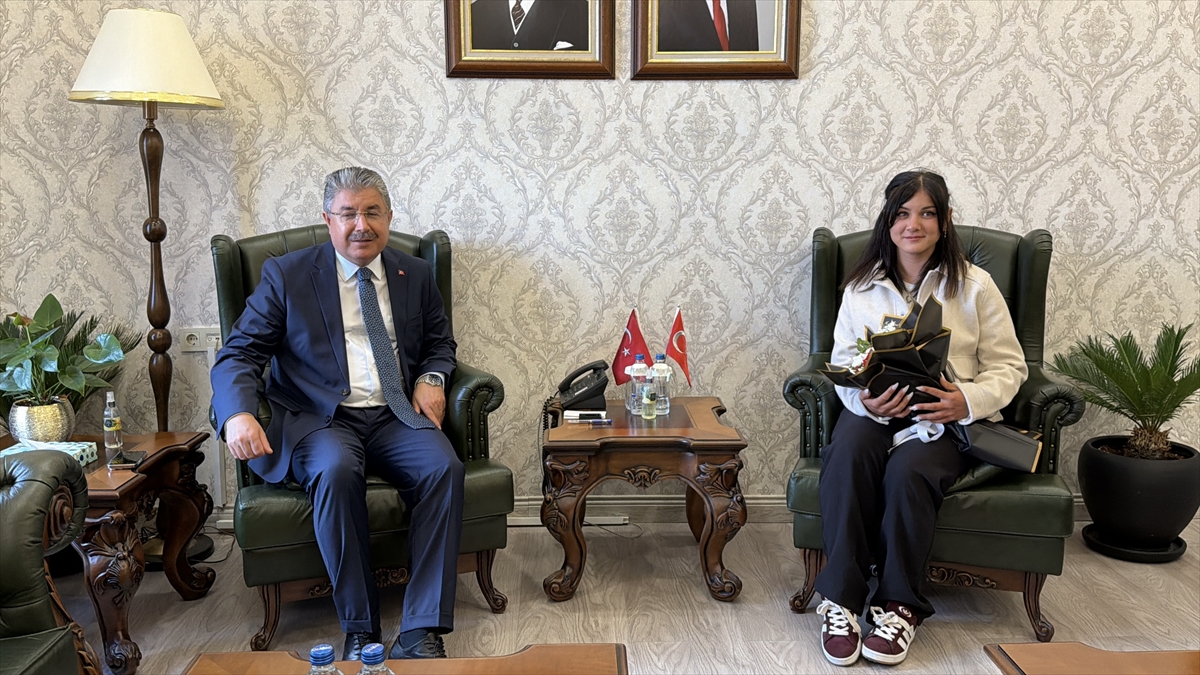 Vali Yılmaz: Bayrağı alan kurye Gülten Yeşil ile gurur duyuyoruz