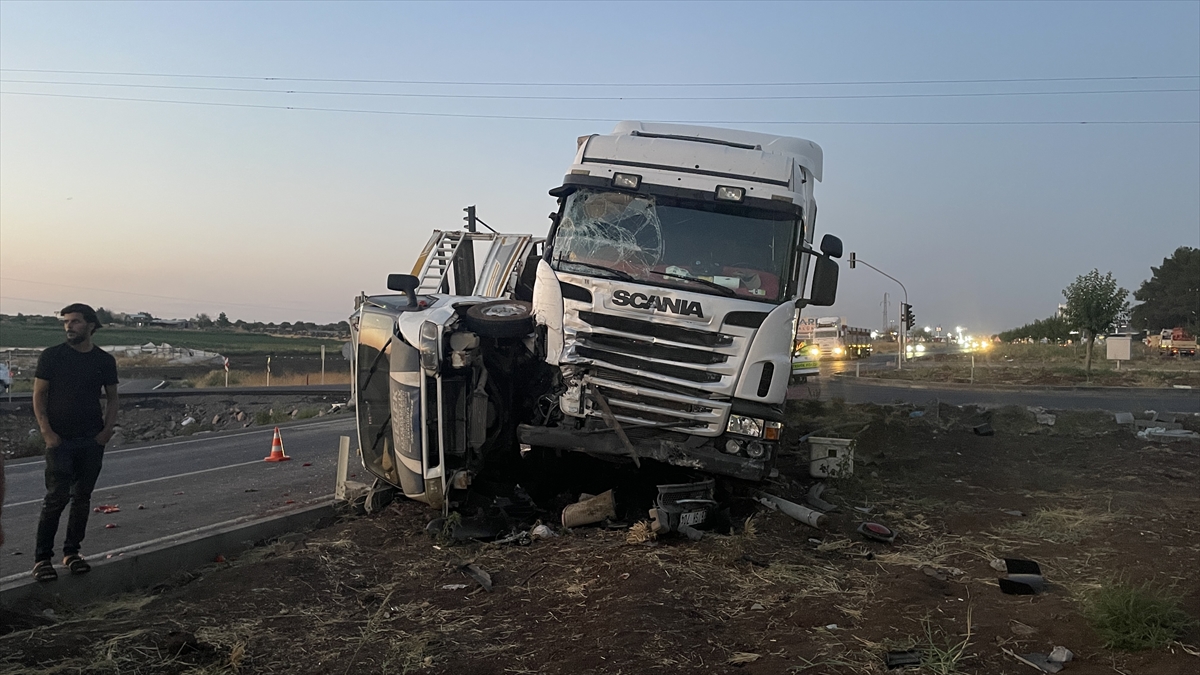 Şanlıurfa'da trafik kazası: Tır ve kamyonet çarpıştı, 3 yaralı