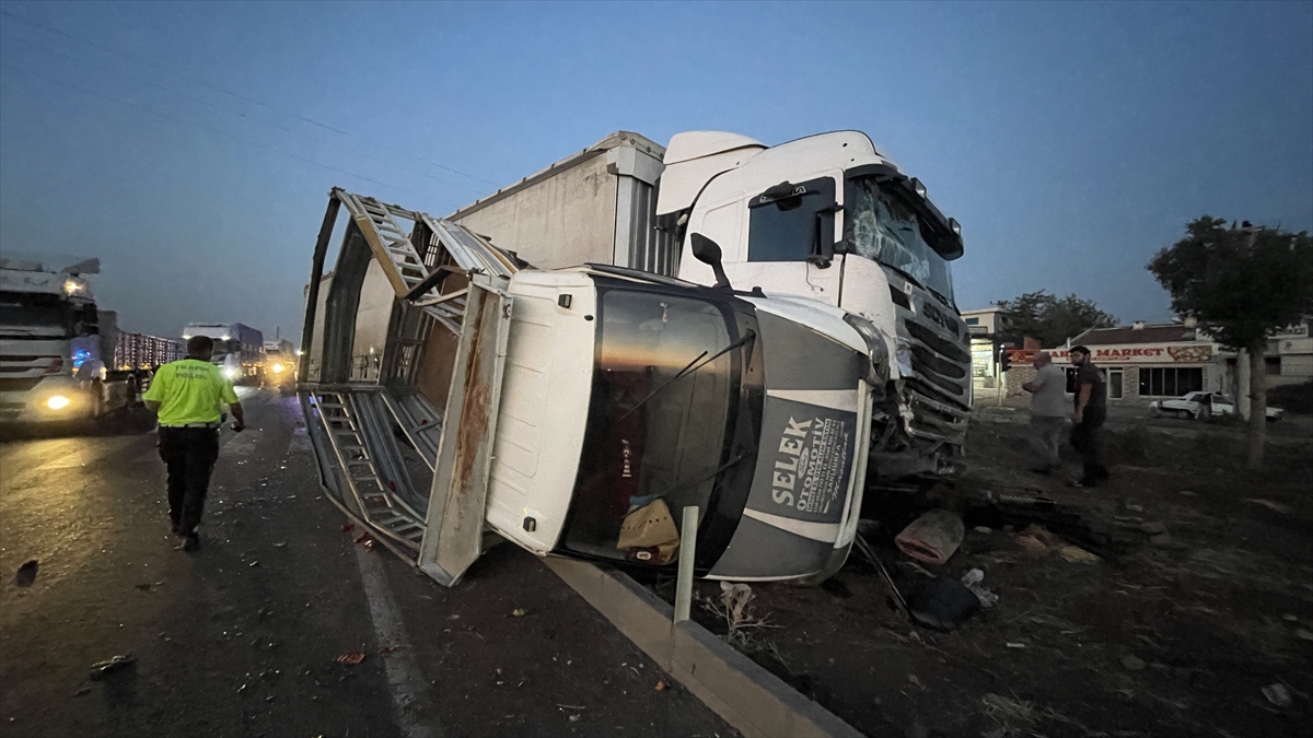 Şanlıurfa'da trafik kazası: Tır ve kamyonet çarpıştı, 3 yaralı
