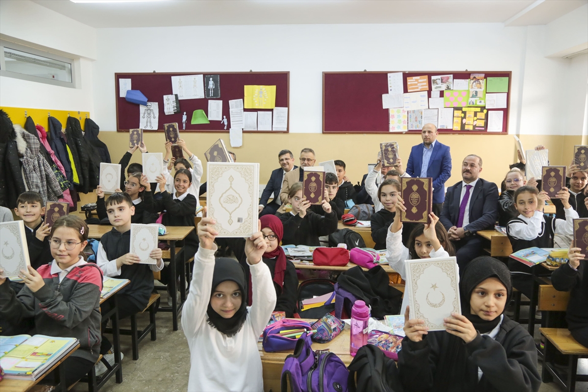 TDV: Kur'an dersini seçen öğrencilere Kur'an hediye edilecek