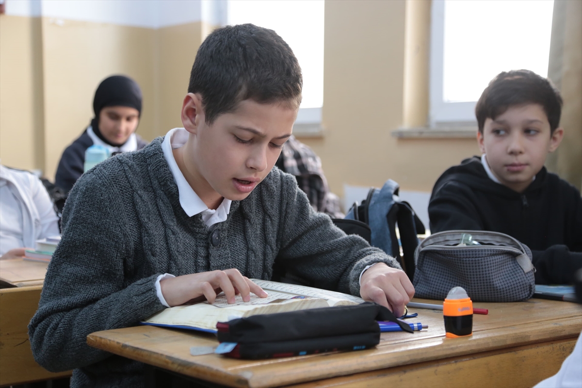 TDV: Kur'an dersini seçen öğrencilere Kur'an hediye edilecek