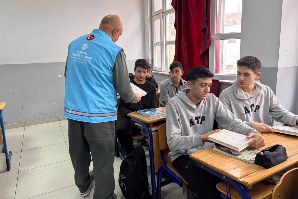 TDV: Kur'an dersini seçen öğrencilere Kur'an hediye edilecek