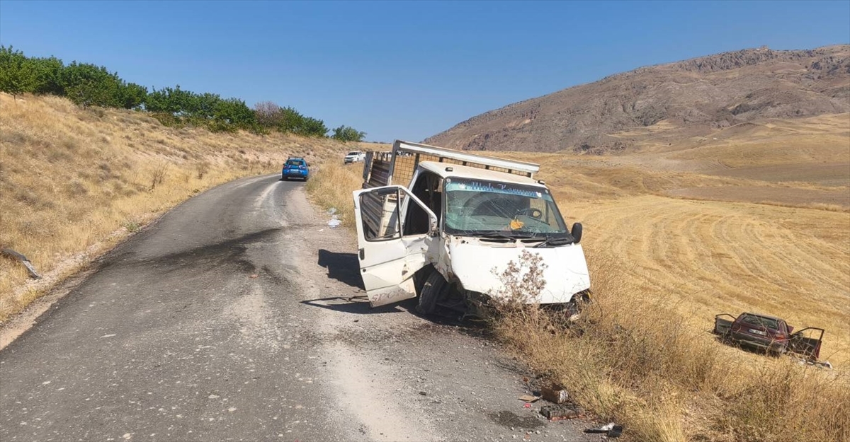 Elazığ'da kamyonet-otomobil çarpıştı: 2 ölü, 4 yaralı
