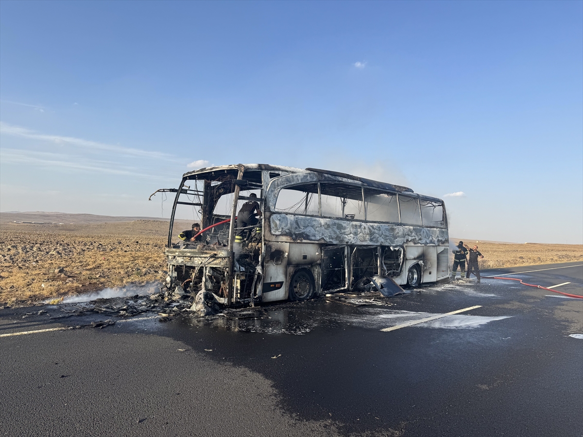 Şanlıurfa'da seyir halindeki otobüste çıkan yangın söndürüldü