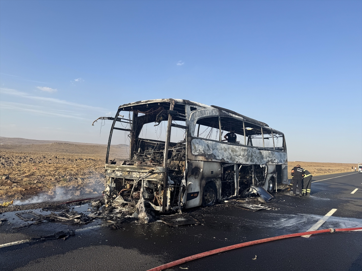 Şanlıurfa'da seyir halindeki otobüste çıkan yangın söndürüldü