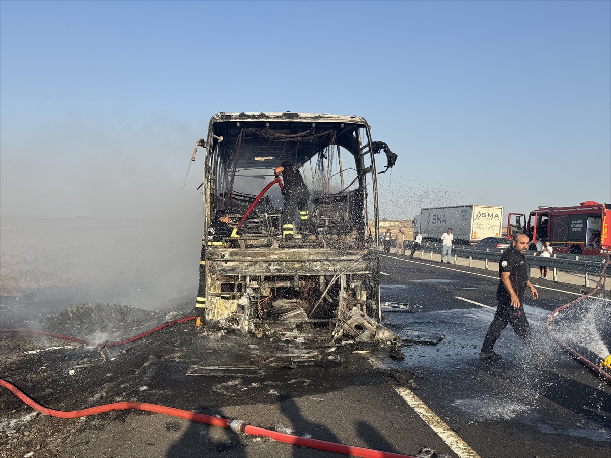 Şanlıurfa'da seyir halindeki otobüste çıkan yangın söndürüldü