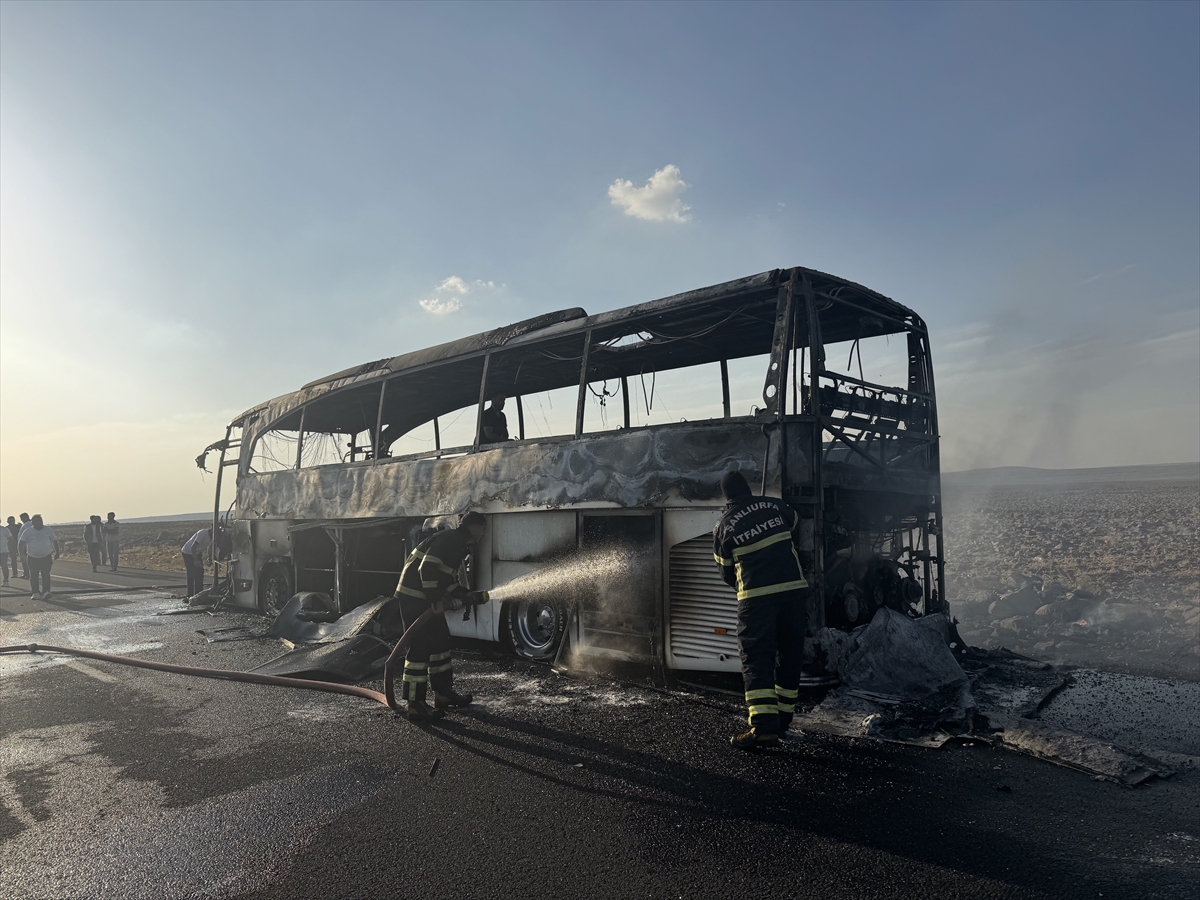 Şanlıurfa'da seyir halindeki otobüste çıkan yangın söndürüldü