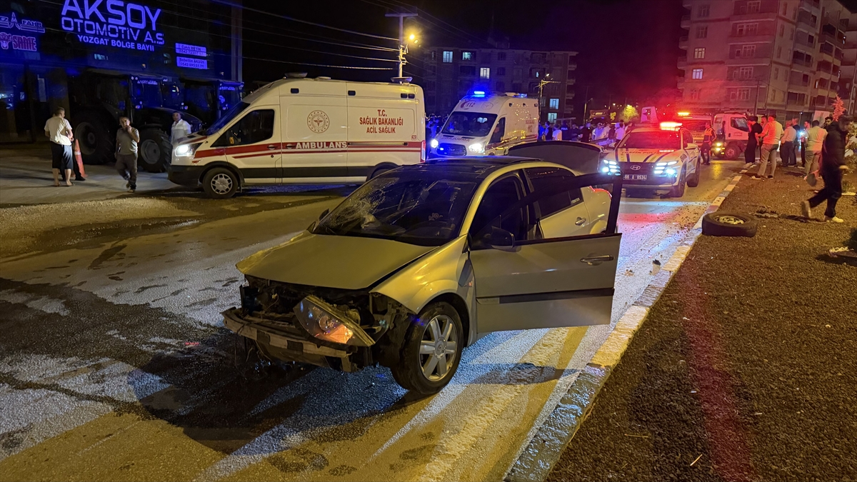 Yozgat'ta otomobil ile kamyonet çarpıştı: 5 yaralı