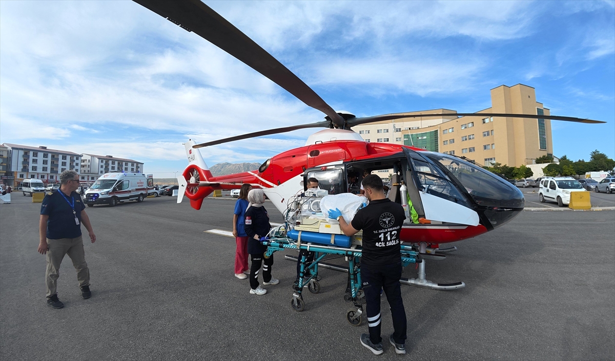 Bitlis'te kalp hastası bebek ambulans helikopterle Van'a sevk edildi