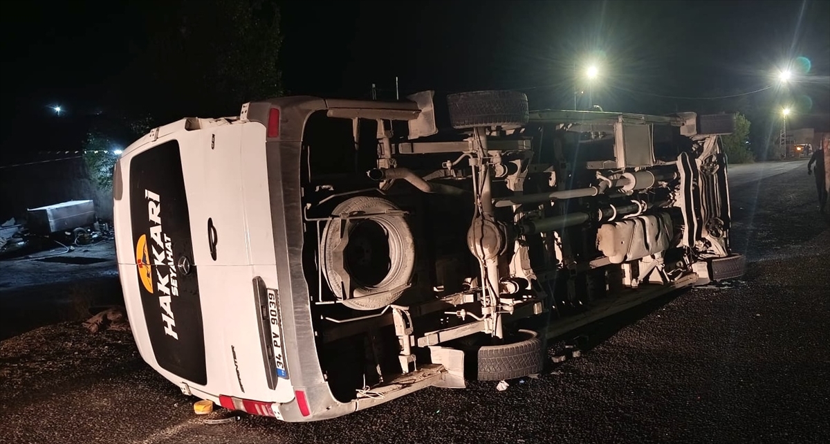 Van Başkale'de minibüs-kamyon çarpışması: 13 yaralı