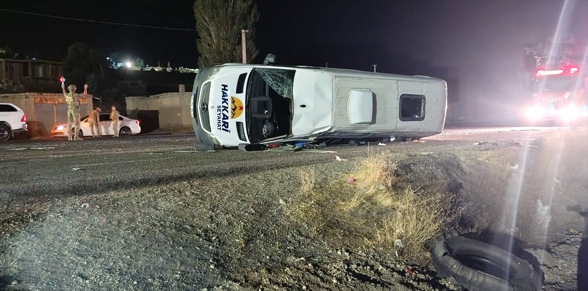 Van Başkale'de minibüs-kamyon çarpışması: 13 yaralı