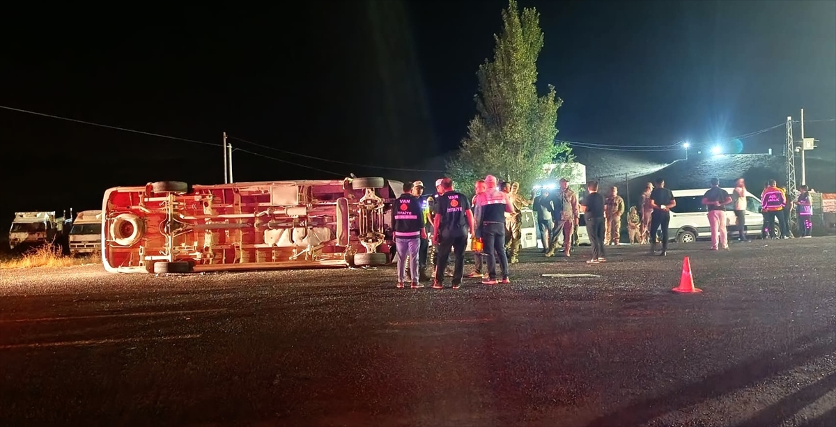 Van Başkale'de minibüs-kamyon çarpışması: 13 yaralı