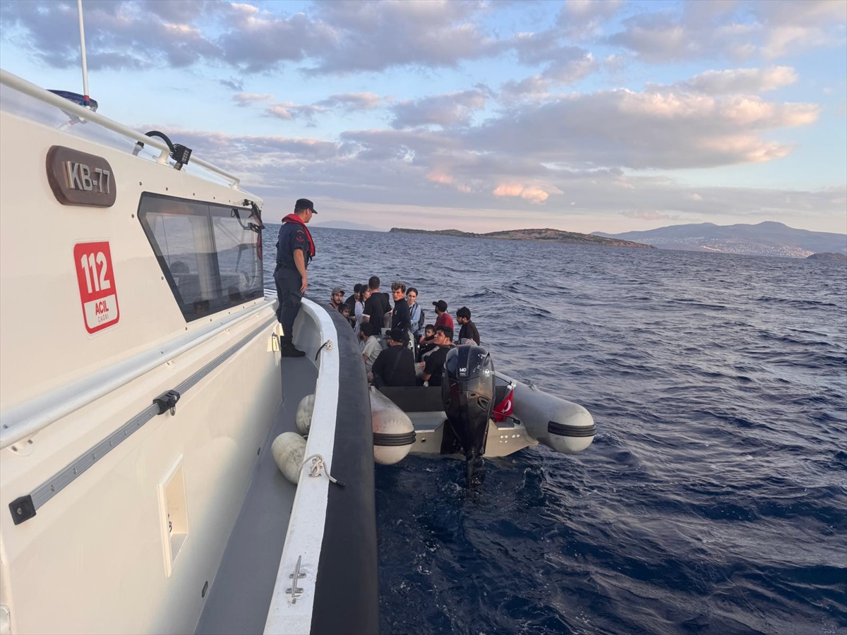 İzmir açıklarında 19 düzensiz göçmen yakalandı, 4'ü çocuk