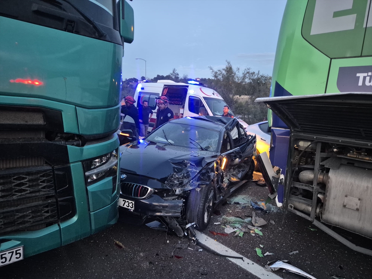 İstanbul-İzmir Otoyolu'nda zincirleme kaza: 11 yaralı
