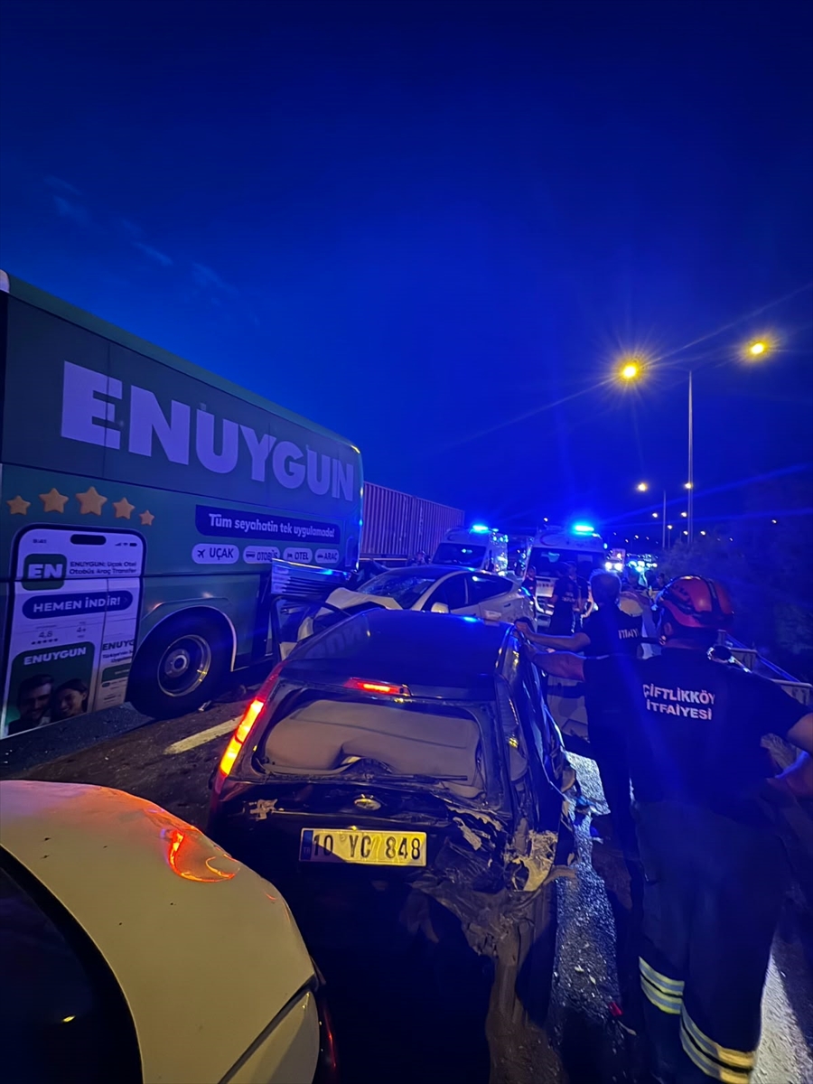 İstanbul-İzmir Otoyolu'nda zincirleme kaza: 11 yaralı
