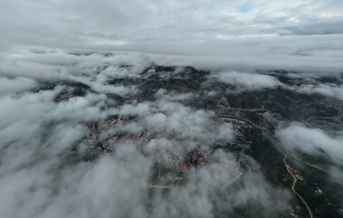 Artvin'i kaplayan sis bulutu drone ile havadan görüntülendi