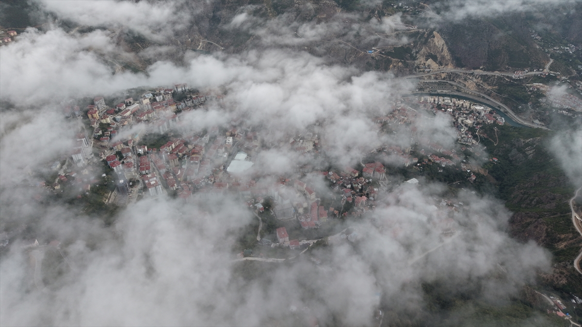 Artvin'i kaplayan sis bulutu drone ile havadan görüntülendi