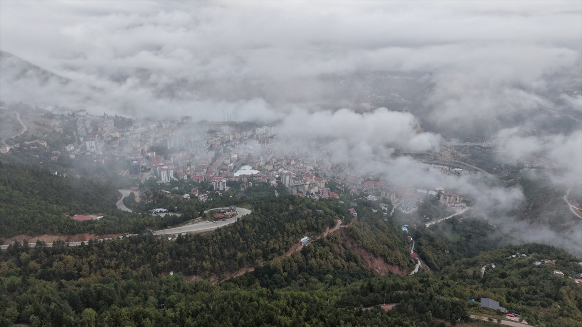 Artvin'i kaplayan sis bulutu drone ile havadan görüntülendi