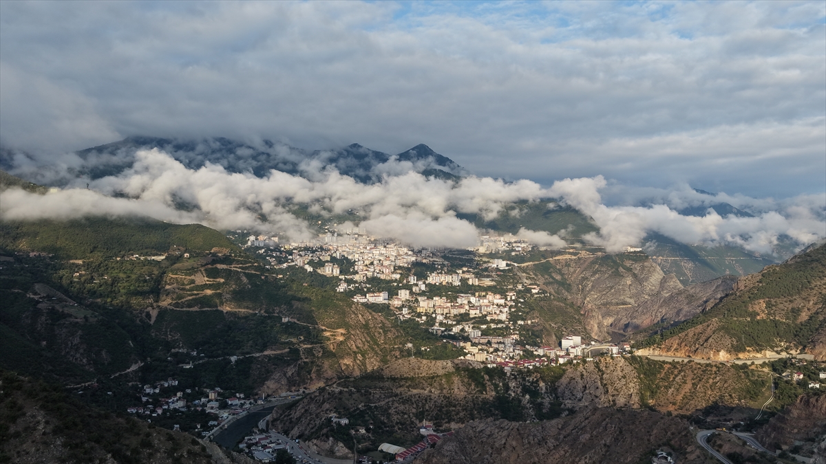 Artvin'i kaplayan sis bulutu drone ile havadan görüntülendi