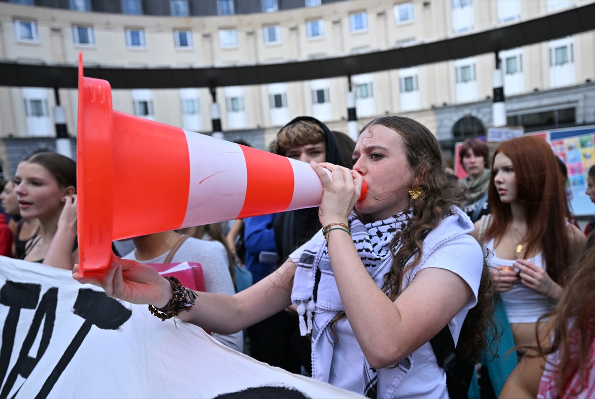 Brüksel'de öğrenciler eğitim ücretlerindeki artışı protesto etti