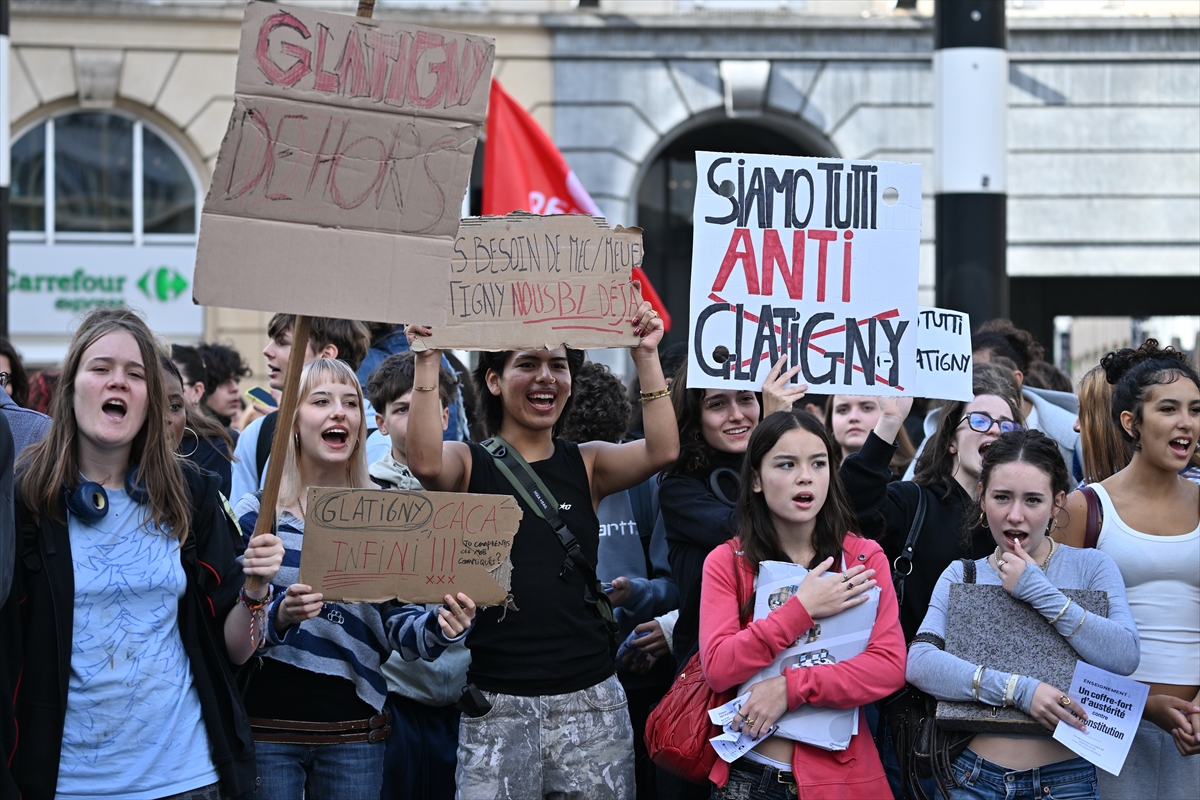 Brüksel'de öğrenciler eğitim ücretlerindeki artışı protesto etti