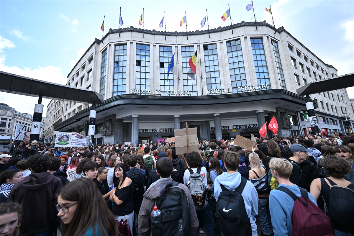 Brüksel'de öğrenciler eğitim ücretlerindeki artışı protesto etti