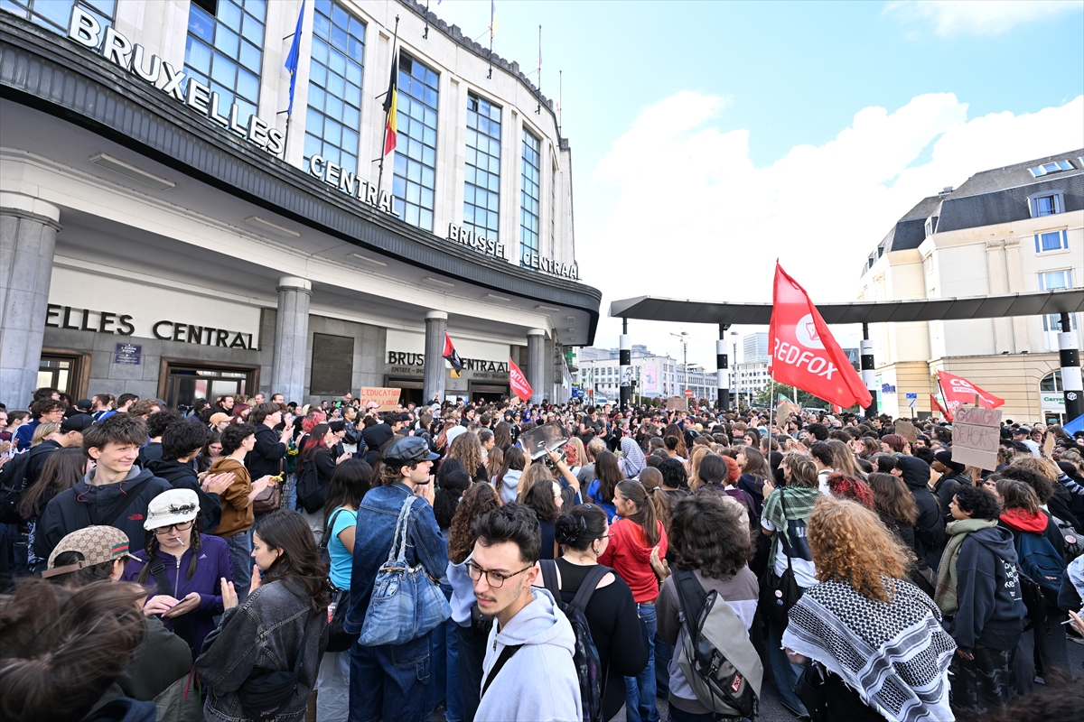 Brüksel'de öğrenciler eğitim ücretlerindeki artışı protesto etti