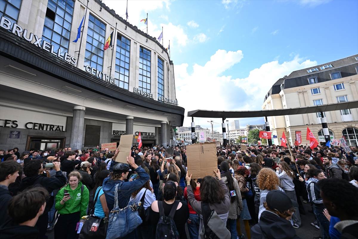 Brüksel'de öğrenciler eğitim ücretlerindeki artışı protesto etti