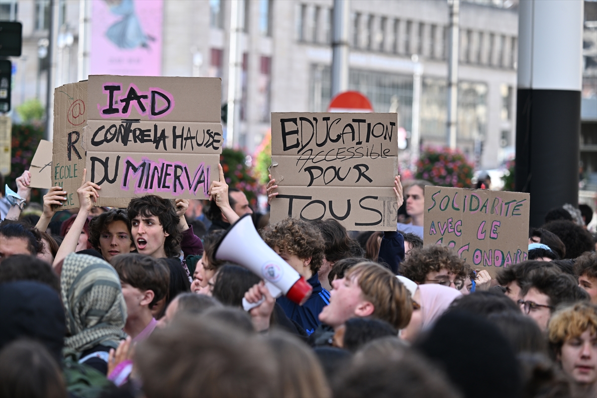 Brüksel'de öğrenciler eğitim ücretlerindeki artışı protesto etti