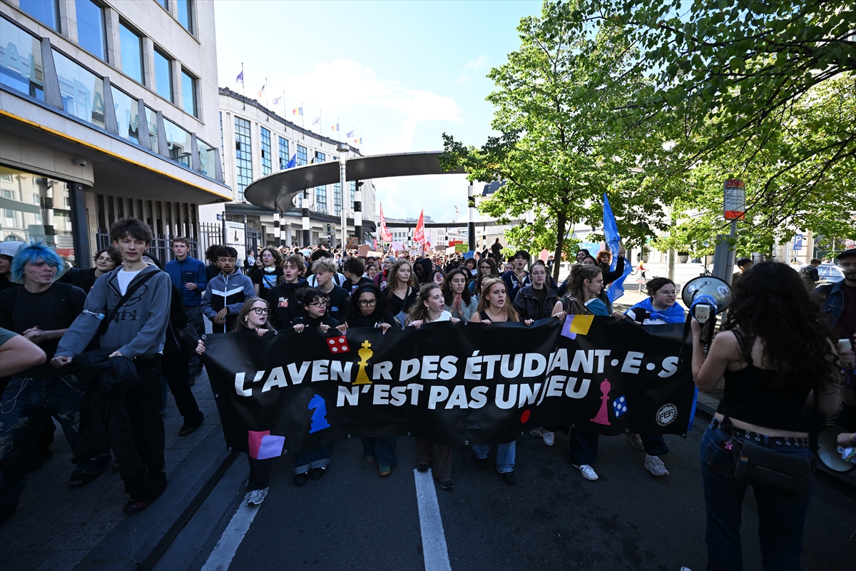 Brüksel'de öğrenciler eğitim ücretlerindeki artışı protesto etti