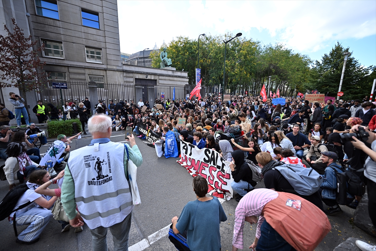 Brüksel'de öğrenciler eğitim ücretlerindeki artışı protesto etti