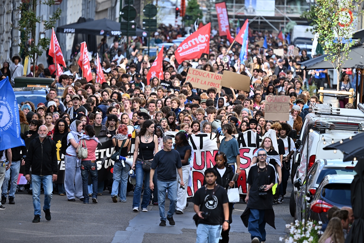 Brüksel'de öğrenciler eğitim ücretlerindeki artışı protesto etti