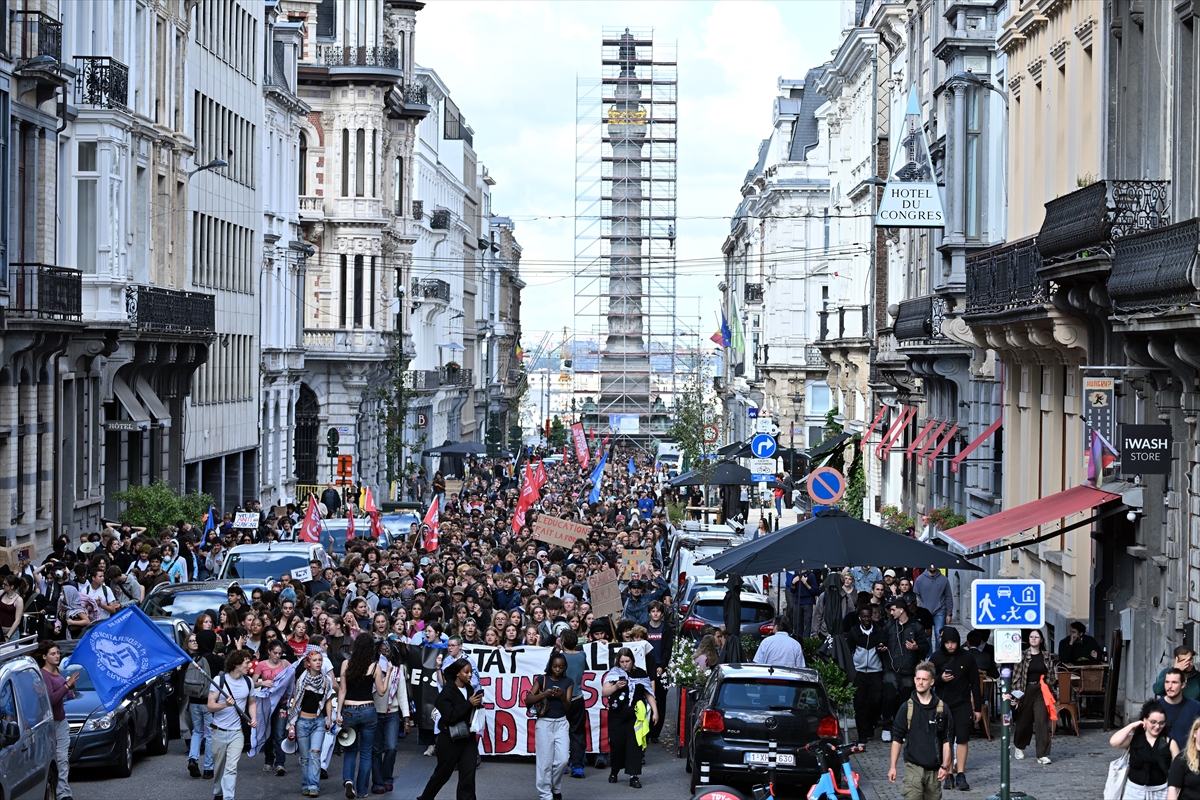 Brüksel'de öğrenciler eğitim ücretlerindeki artışı protesto etti