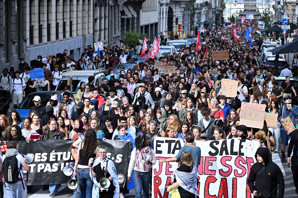 Brüksel'de öğrenciler eğitim ücretlerindeki artışı protesto etti
